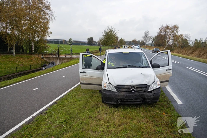 Auto word geraakt door bestelbus en belandt in sloot
