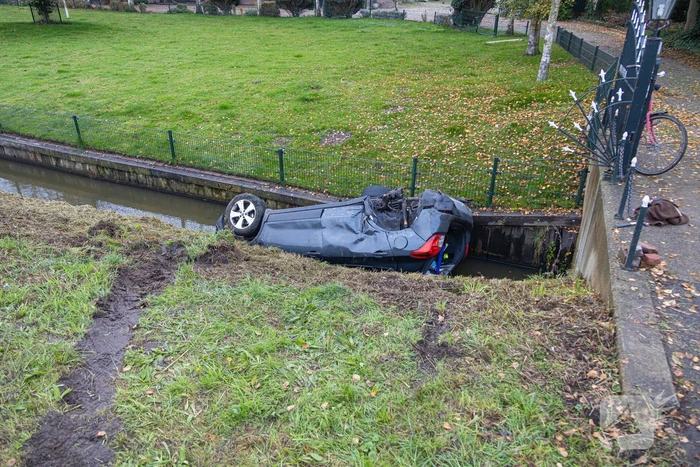 Auto word geraakt door bestelbus en belandt in sloot