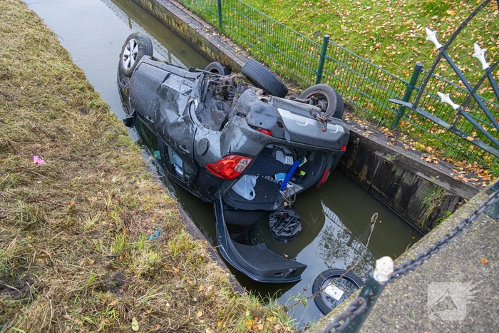 Auto word geraakt door bestelbus en belandt in sloot