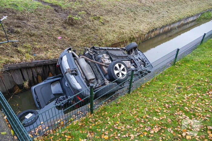Auto word geraakt door bestelbus en belandt in sloot