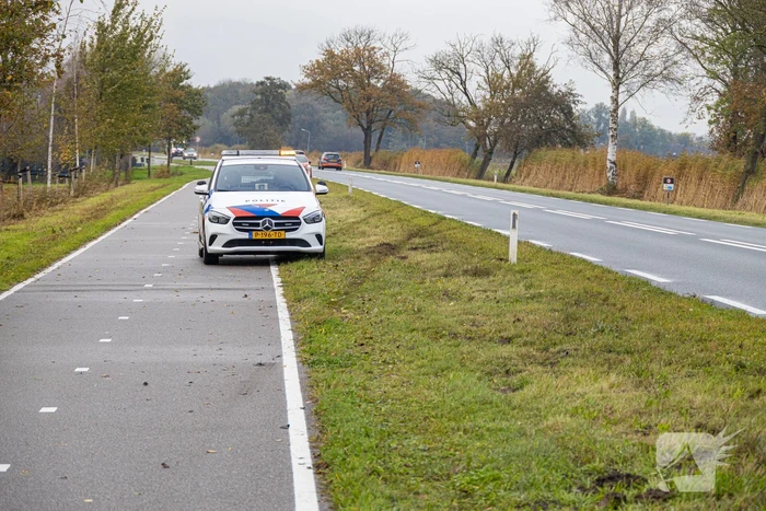 Auto word geraakt door bestelbus en belandt in sloot