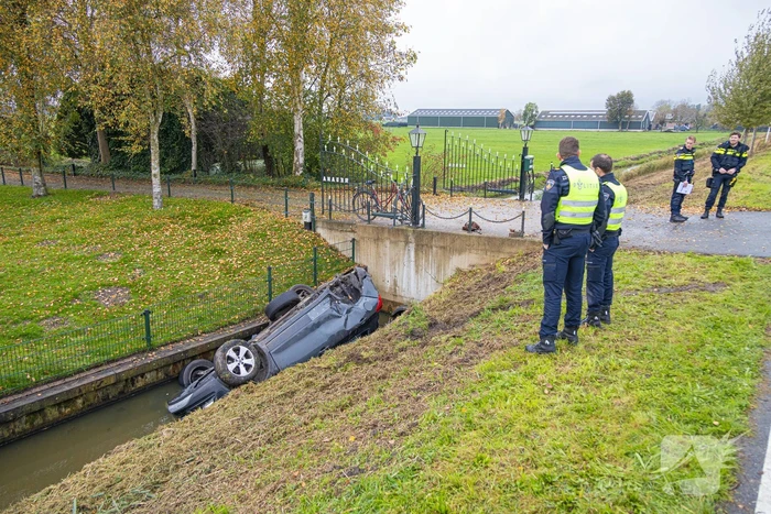 Auto word geraakt door bestelbus en belandt in sloot