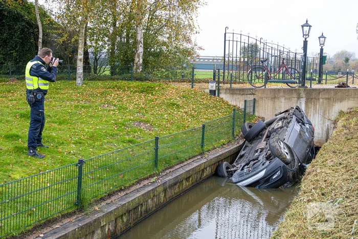 Auto word geraakt door bestelbus en belandt in sloot