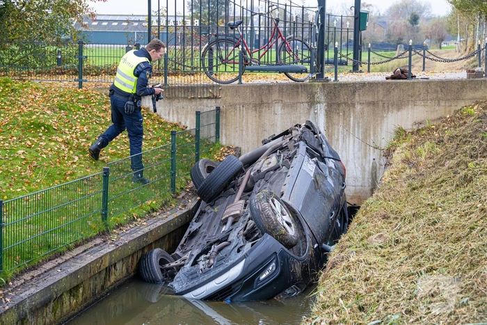 Auto word geraakt door bestelbus en belandt in sloot