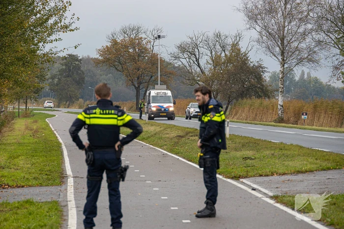 Auto word geraakt door bestelbus en belandt in sloot