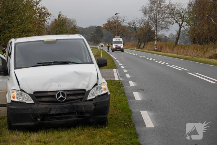 Auto word geraakt door bestelbus en belandt in sloot
