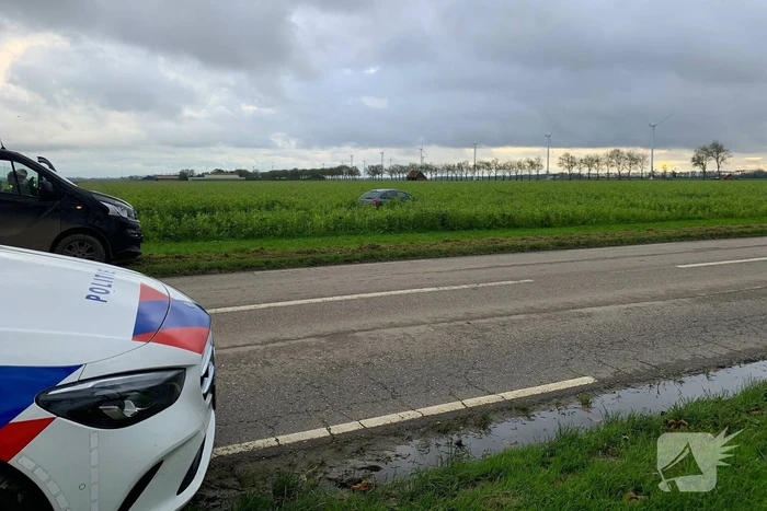 Auto eindigt in weiland na ongeval