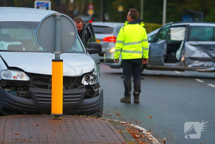 Twee voertuigen zwaar beschadigd bij botsing op kruising