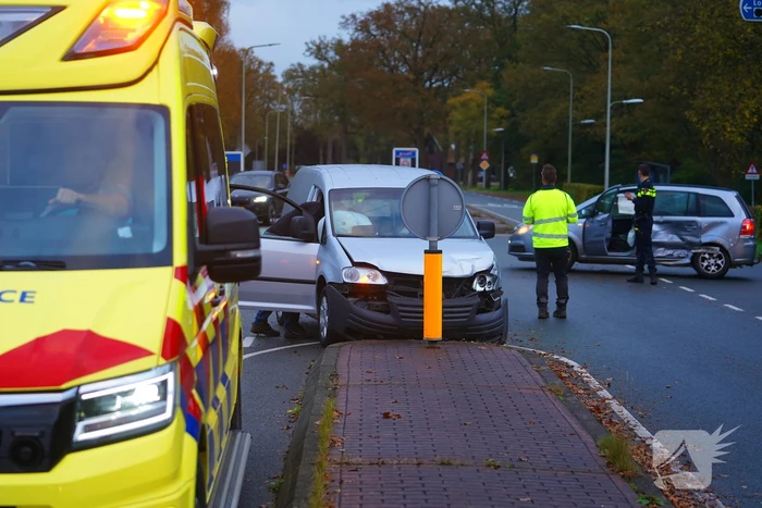 Twee voertuigen zwaar beschadigd bij botsing op kruising