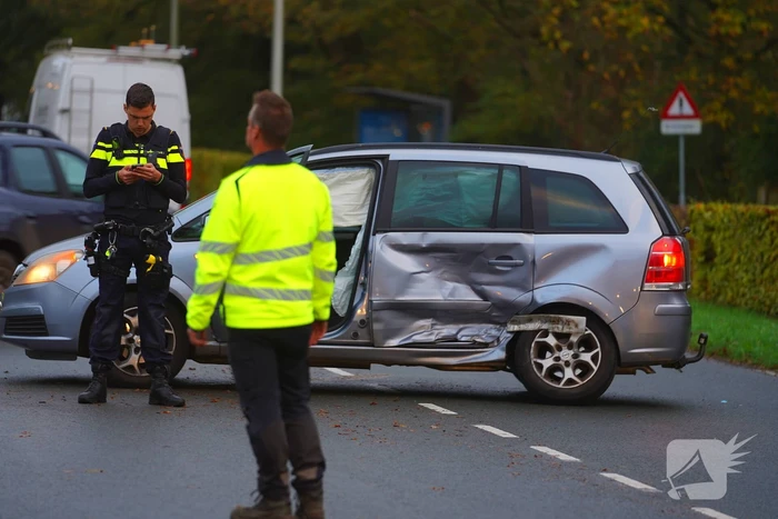 Twee voertuigen zwaar beschadigd bij botsing op kruising