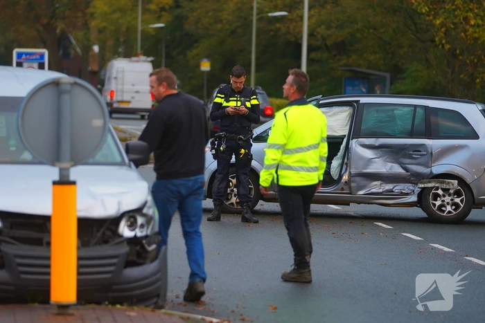 Twee voertuigen zwaar beschadigd bij botsing op kruising