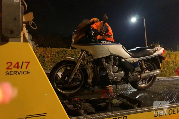 Motorrijder komt ten val en raakt tegemoetkomende auto
