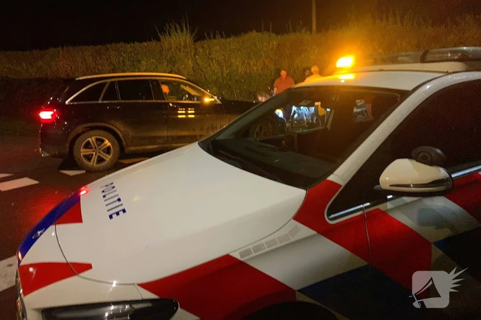Motorrijder komt ten val en raakt tegemoetkomende auto