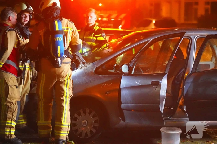 Buurtbewoners weten autobrand onder controle te krijgen