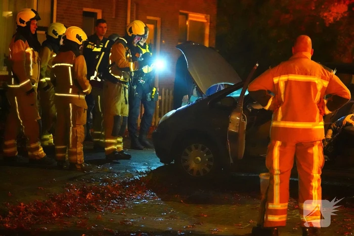 Buurtbewoners weten autobrand onder controle te krijgen