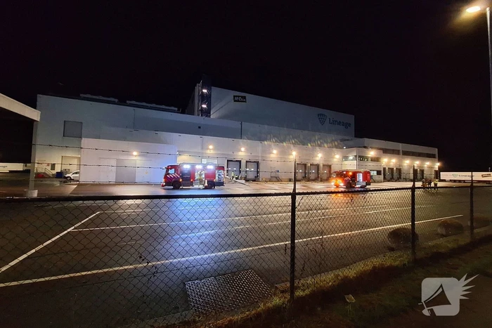 Accu van heftruck in bedrijfspand viegt in brand