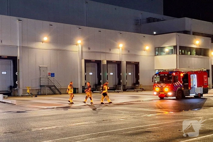 Accu van heftruck in bedrijfspand viegt in brand