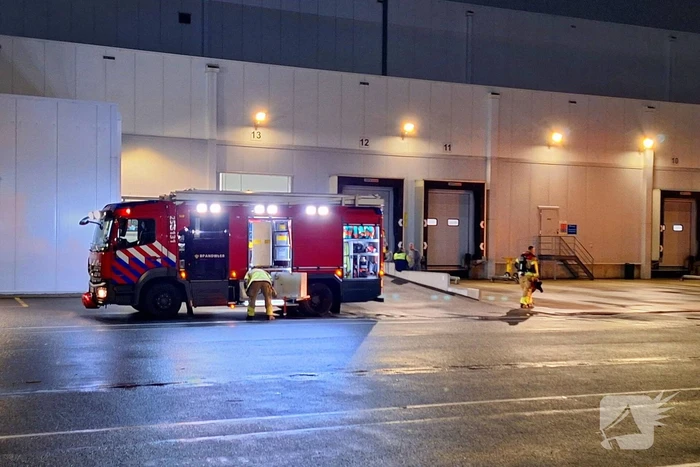 Accu van heftruck in bedrijfspand viegt in brand