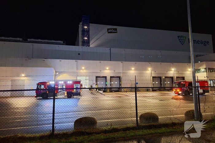 Accu van heftruck in bedrijfspand viegt in brand