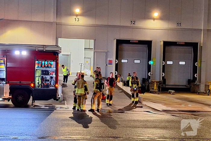 Accu van heftruck in bedrijfspand viegt in brand