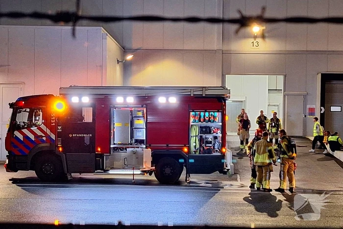 Accu van heftruck in bedrijfspand viegt in brand