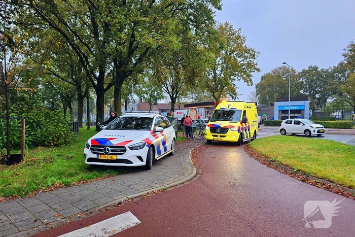Automobilist en fietser botsen automobilist rijdt door