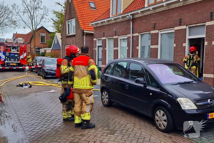 Bewoner probeert hulpdiensten te weren na brandmelding