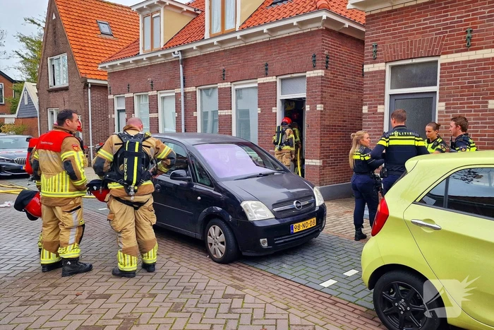 Bewoner probeert hulpdiensten te weren na brandmelding