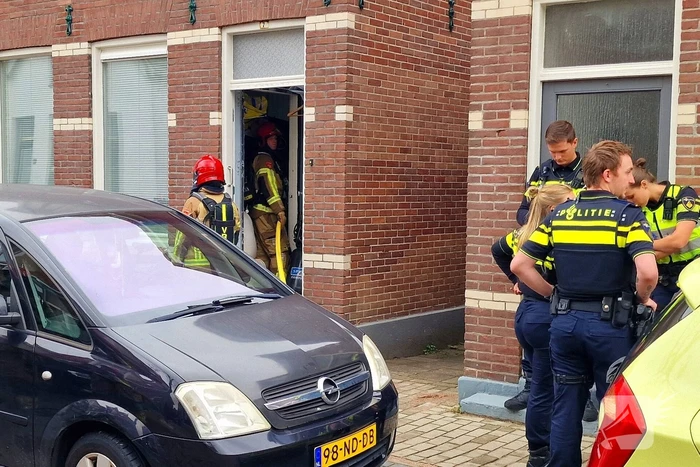 Bewoner probeert hulpdiensten te weren na brandmelding