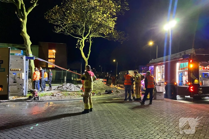 Boom dreigt om te vallen na wateroverlast en zorgt voor gevaar wegens gasleiding