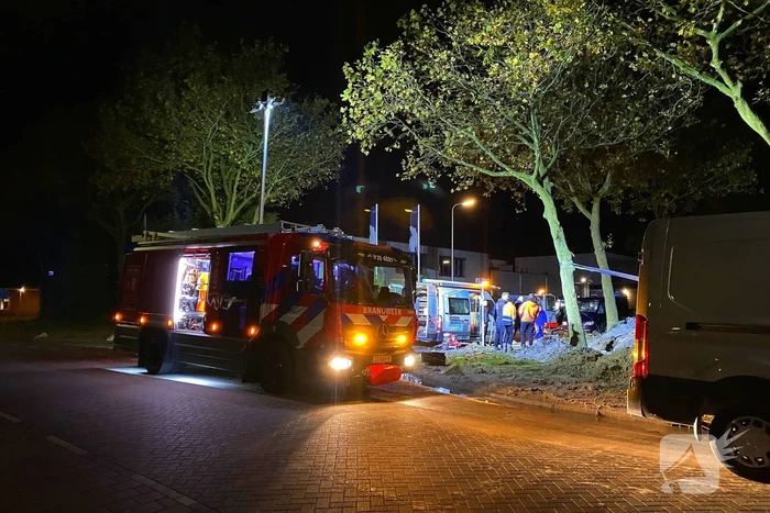 Boom dreigt om te vallen na wateroverlast en zorgt voor gevaar wegens gasleiding