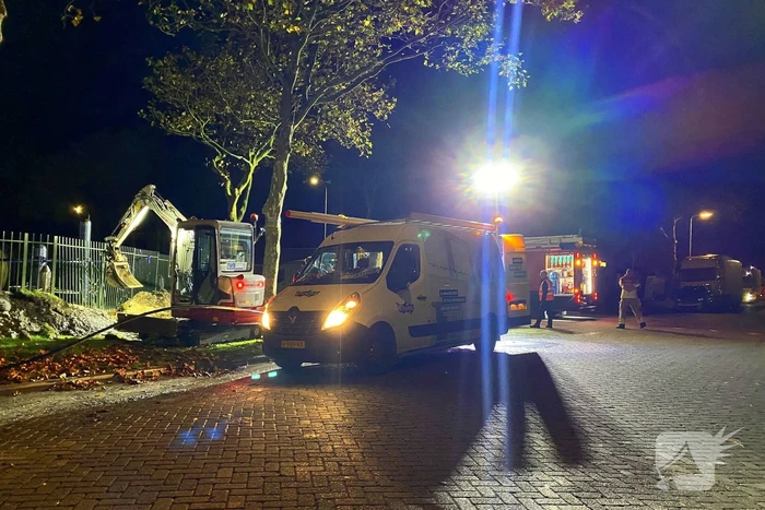 Boom dreigt om te vallen na wateroverlast en zorgt voor gevaar wegens gasleiding