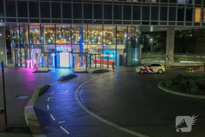Gewonde door steekpartij met glas in hotelkamer