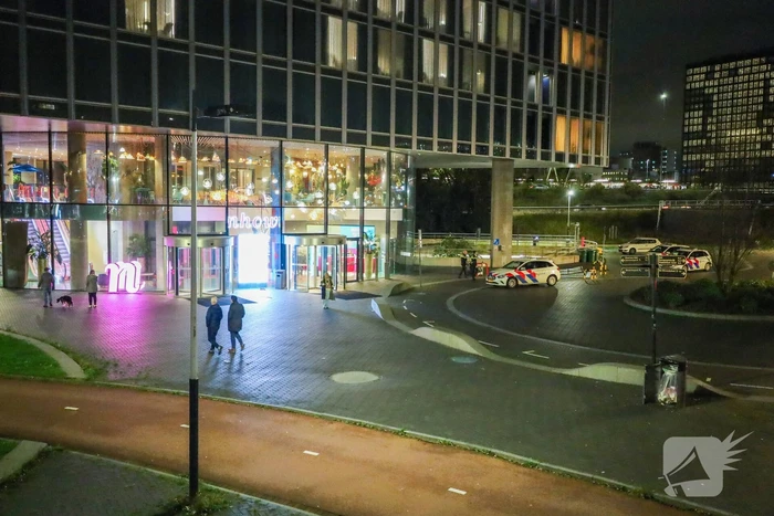 Gewonde door steekpartij met glas in hotelkamer