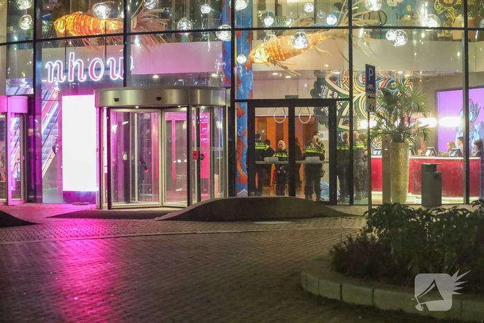 Gewonde door steekpartij met glas in hotelkamer