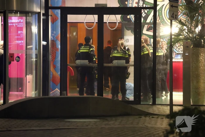 Gewonde door steekpartij met glas in hotelkamer