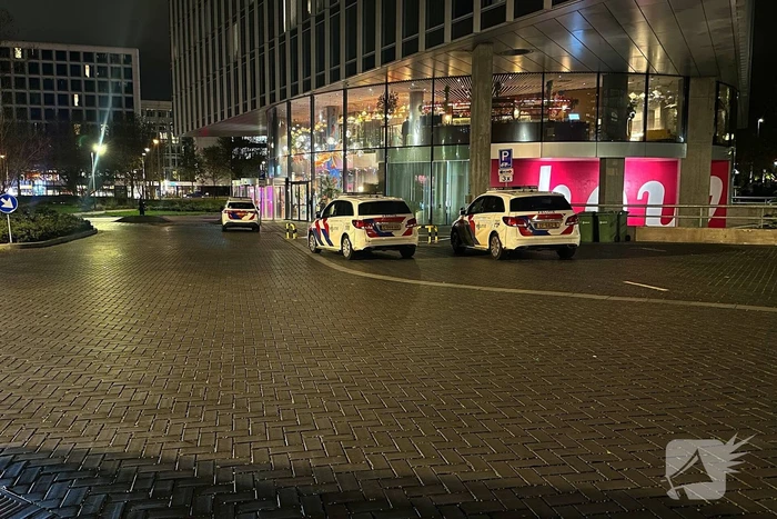 Gewonde door steekpartij met glas in hotelkamer