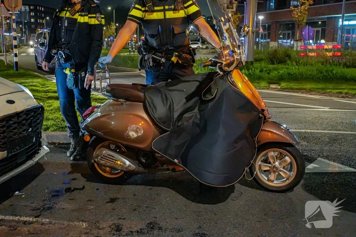 Scooterrijder ten val na botsing met auto