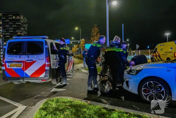 Scooterrijder ten val na botsing met auto
