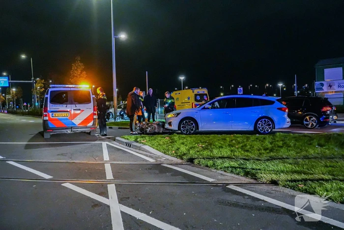 Scooterrijder ten val na botsing met auto