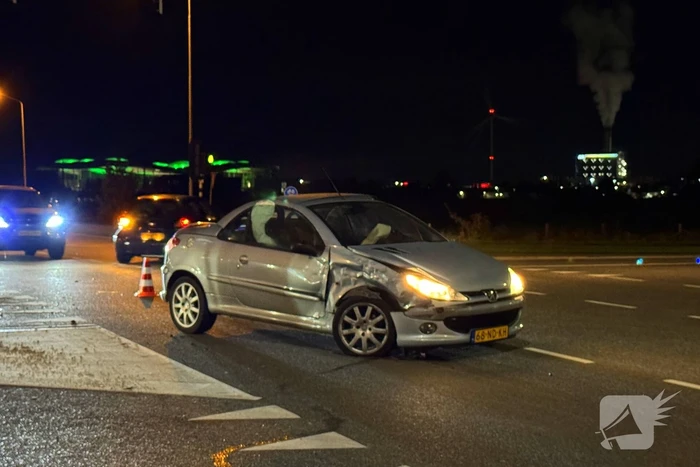Kruising bezaaid met brokstukken na harde botsing