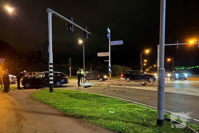 Kruising bezaaid met brokstukken na harde botsing