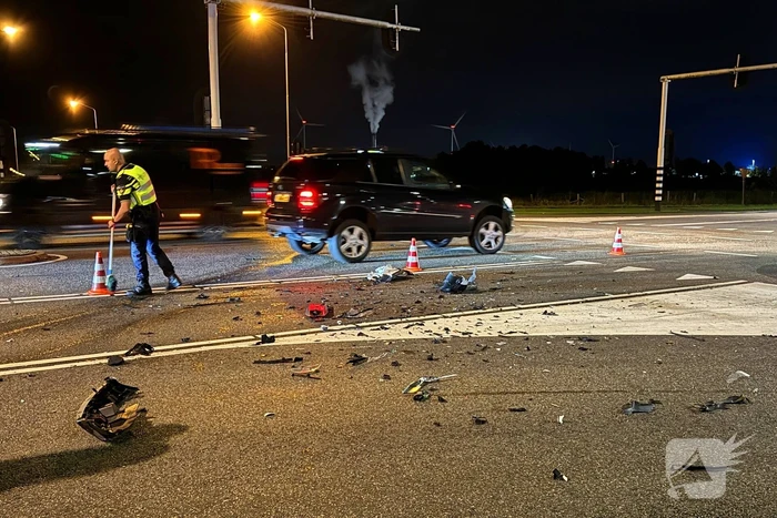 Kruising bezaaid met brokstukken na harde botsing