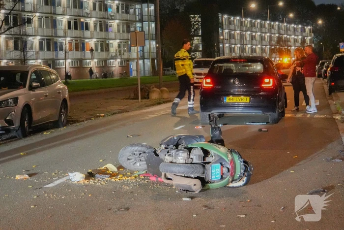 Automobilist krijgt harde botsing met scooterrijder