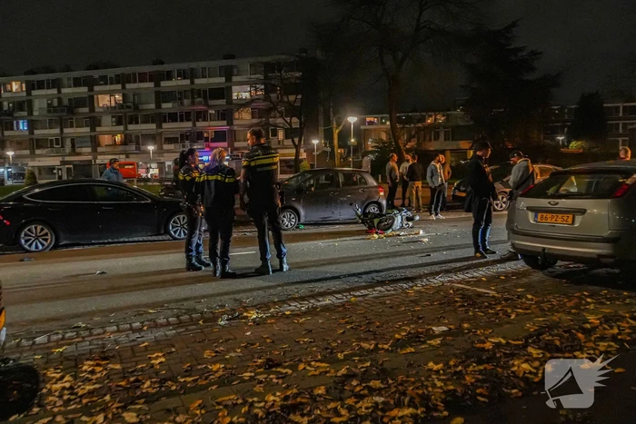 Automobilist krijgt harde botsing met scooterrijder