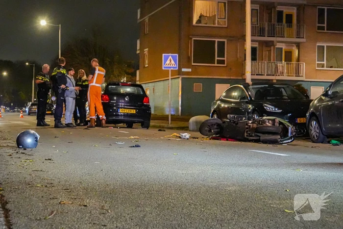 Automobilist krijgt harde botsing met scooterrijder