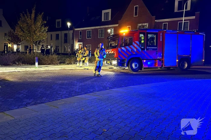 Brandweer blust brand op zolder