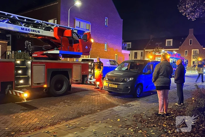 Brandweer blust brand op zolder
