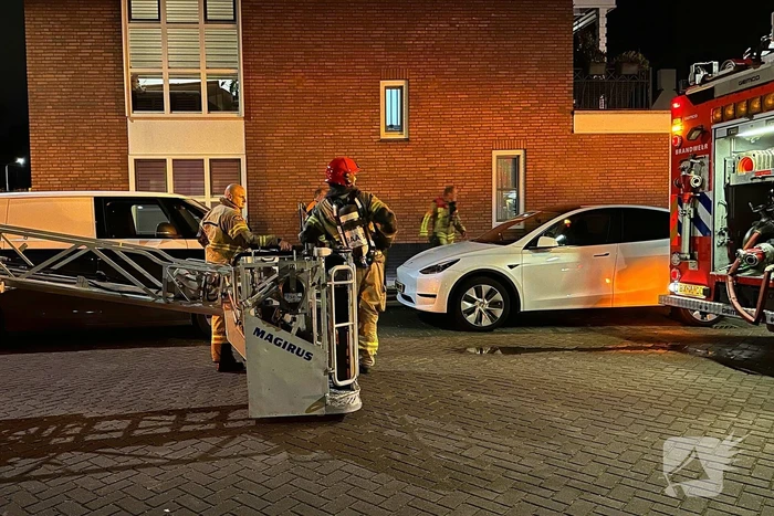 Brandweer blust brand op zolder
