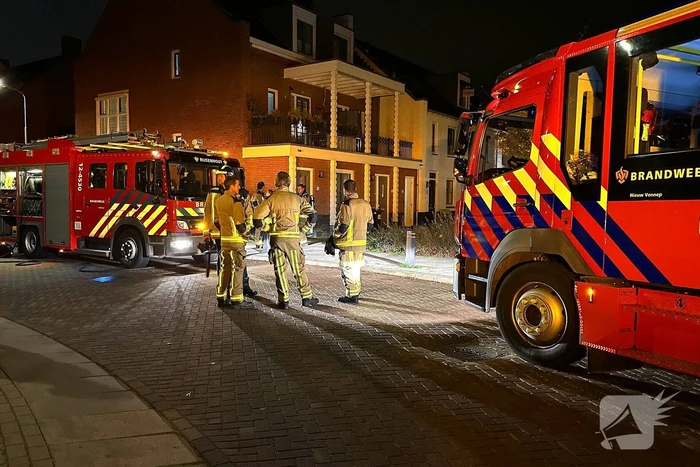 Brandweer blust brand op zolder